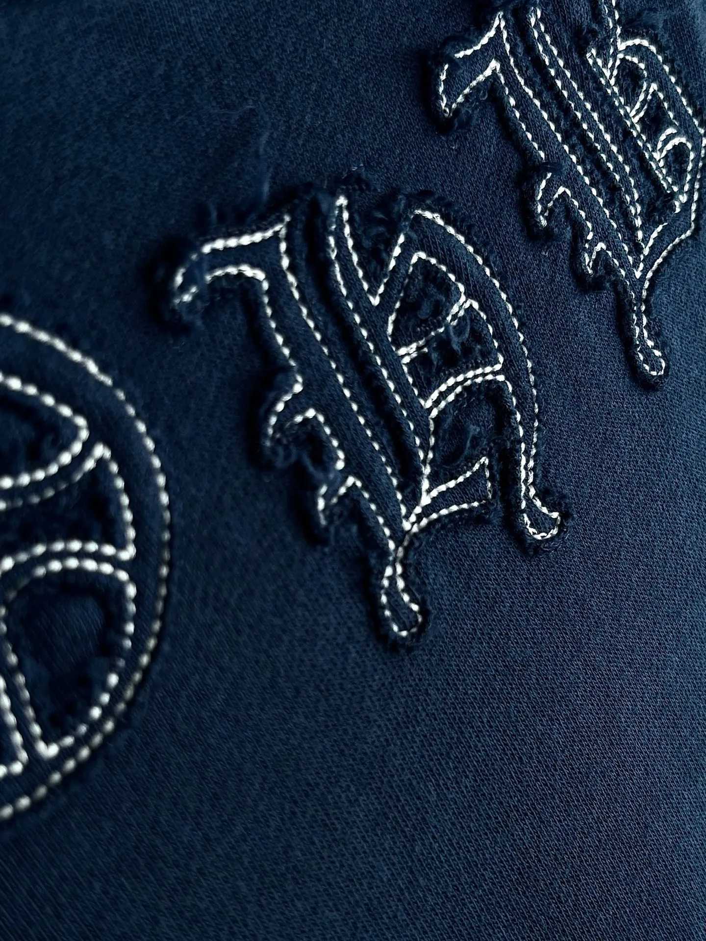 P340 [Higher version] Chrome Hearts*Chrome heart patch embroidered horseshoe logo‼ ️Hooded sweatshirt *Made of 430g pure cotton sweatshirt fabric with double yarns. The fabric is woven with double yarns and twisted together. The strength is 40% higher than that of single yarns, forming a three-dimensional texture similar to the texture of tripe. It not only maintains the moisture absorption and breathability of pure cotton, but also achieves "softness and not collapse" through double yarn thickening. The whole strip of Maliu scanning spray technology uses the washing process to produce a natural fading effect in parts, and the os version has a more lazy and loose feeling. *Laser burnt patch embroidery➕Frayed process: micro-label on the chest patch, large logo horseshoe pattern on the back, heavy laser burnt three-dimensional patch embroidery pattern design, washed and frayed, and the overall garment presents a lazy style. *Whether it is daily outings or sports and fitness, you can show your trendy attitude and become the focus of the street. Same style for men and women 𝐂𝐎𝐋𝐎𝐔𝐑: white, blue, black 𝐒𝐈𝐙𝐄: S-XL